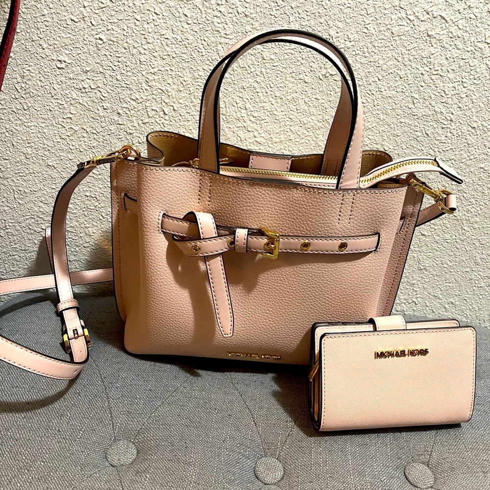Beautiful Michael Kors cross body purse with matching walled in powder pink.